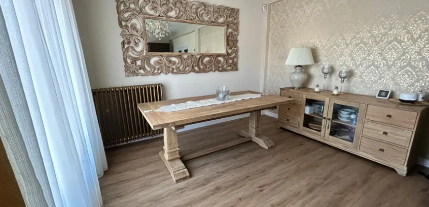 Piso de diseño con tres habitaciones y dos baños