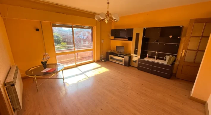 Piso en Palencia para reformar de 3 habitaciones con terraza