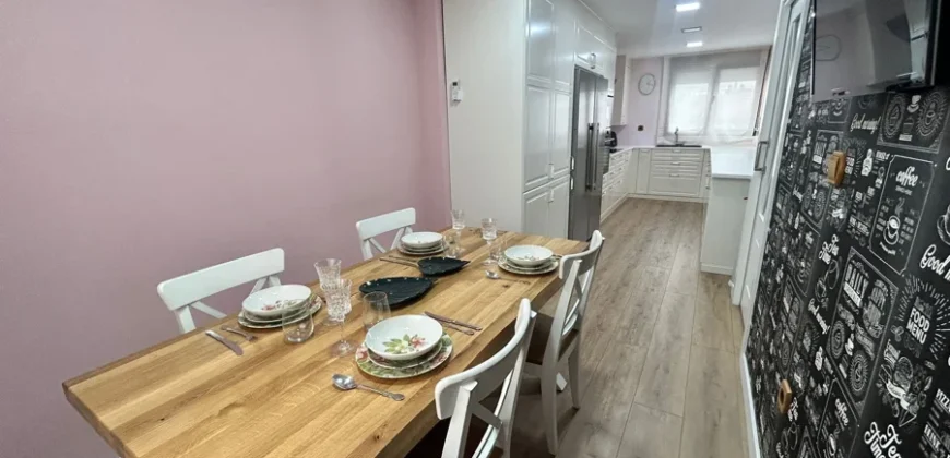 Piso de diseño con tres habitaciones y dos baños