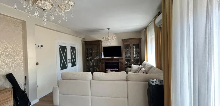 Piso de diseño con tres habitaciones y dos baños