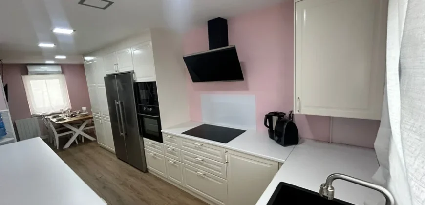 Piso de diseño con tres habitaciones y dos baños