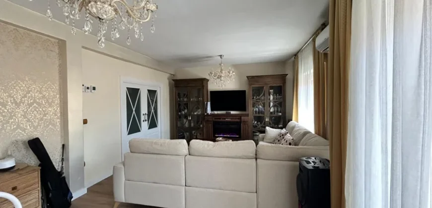 Piso de diseño con tres habitaciones y dos baños