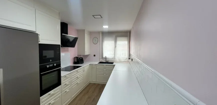 Piso de diseño con tres habitaciones y dos baños
