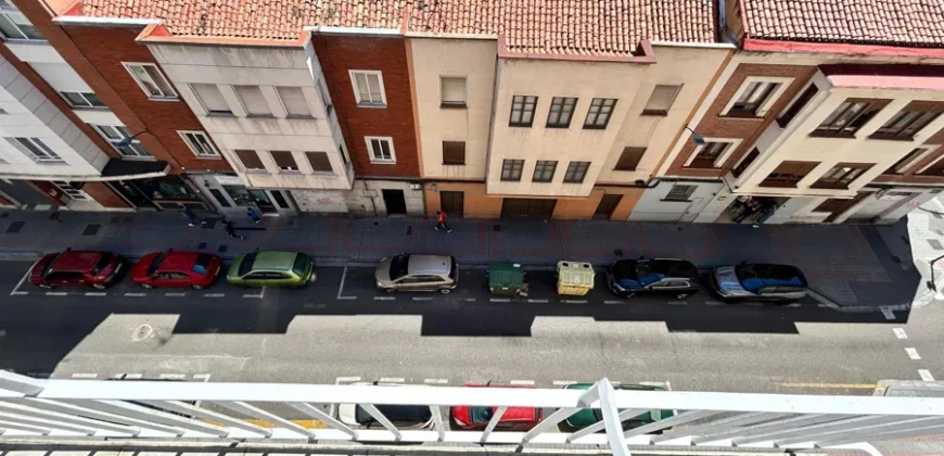 Piso de diseño con tres habitaciones y dos baños