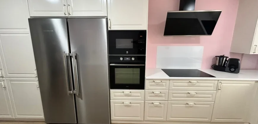 Piso de diseño con tres habitaciones y dos baños