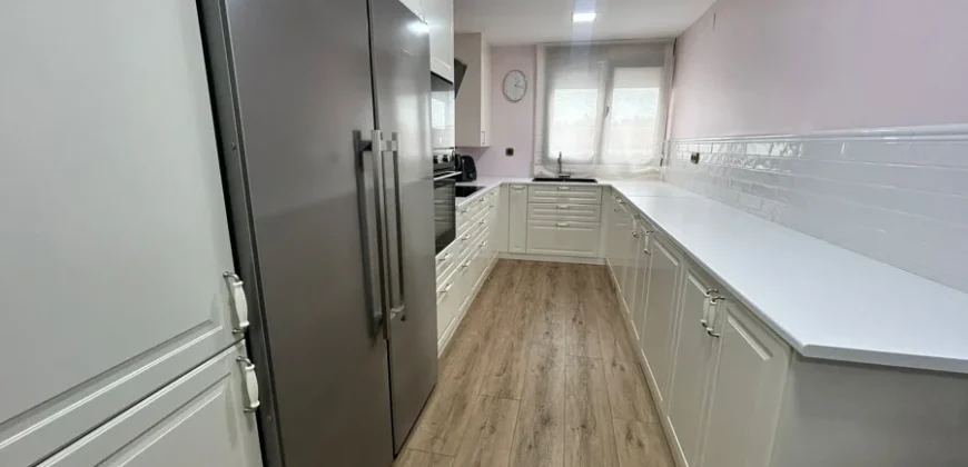 Piso de diseño con tres habitaciones y dos baños