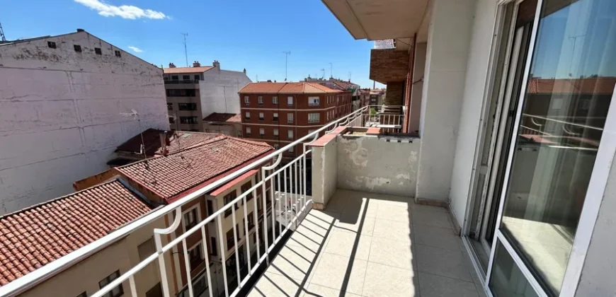 Piso de diseño con tres habitaciones y dos baños