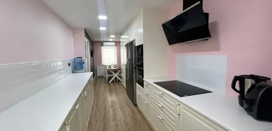 Piso de diseño con tres habitaciones y dos baños