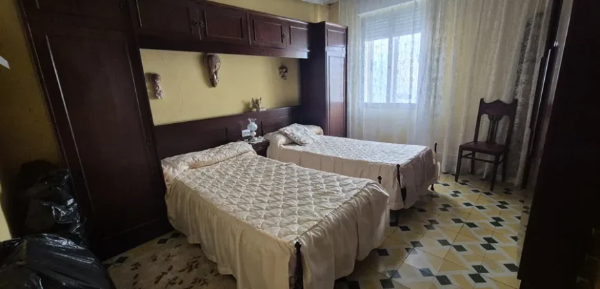 Chalet pareado de dos plantas con patio