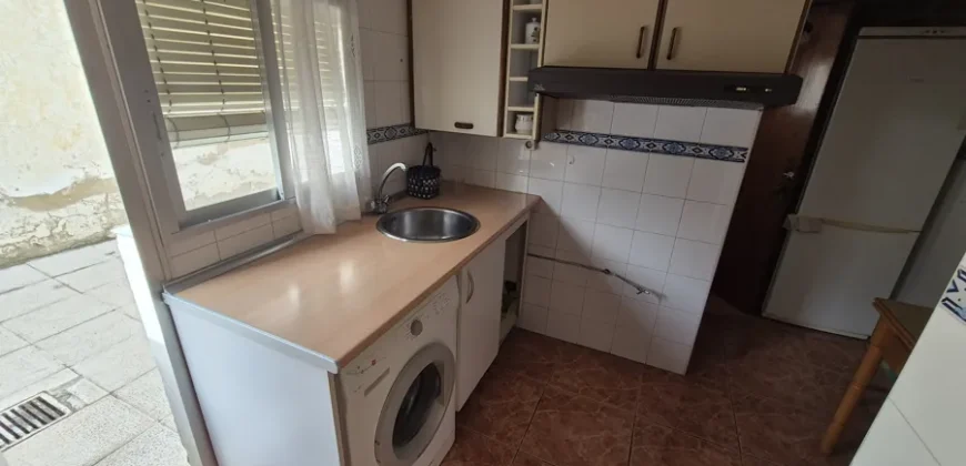 Chalet pareado de dos plantas con patio