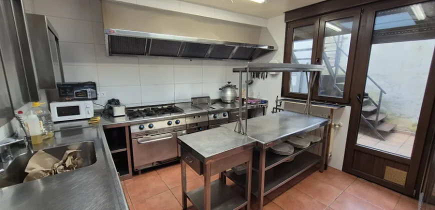 Hotel y restaurante en funcionamiento adaptable a casa particular.