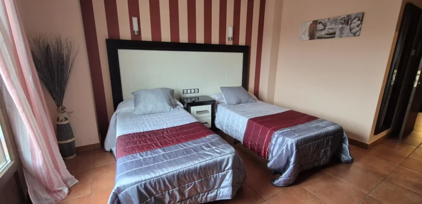 Hotel y restaurante en funcionamiento adaptable a casa particular.