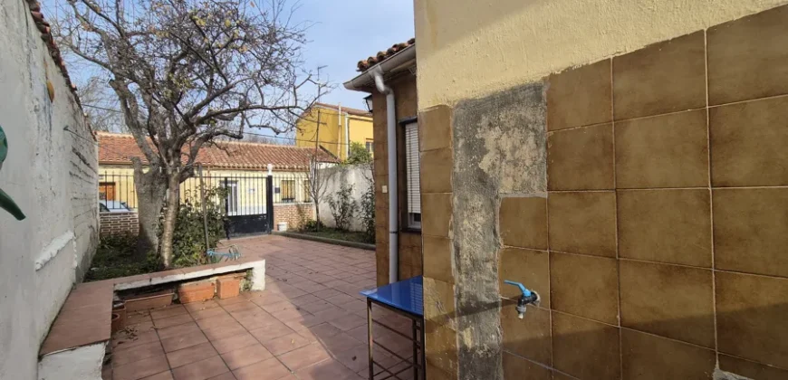 Chalet pareado de dos plantas con patio