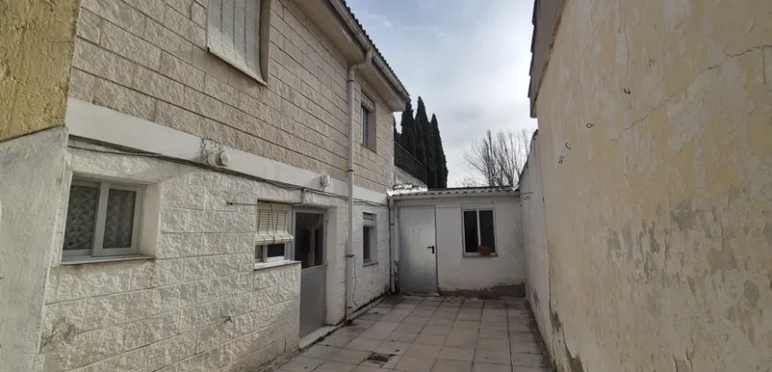 Chalet pareado de dos plantas con patio