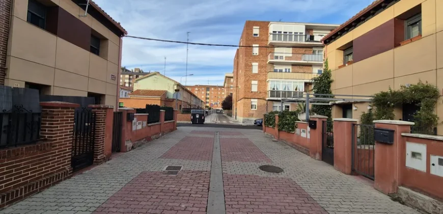 Chalet pareado en plena ciudad