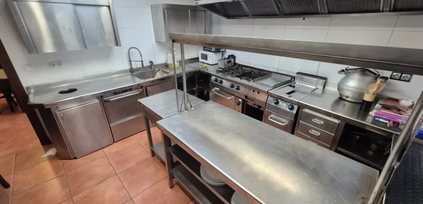 Hotel y restaurante en funcionamiento adaptable a casa particular.