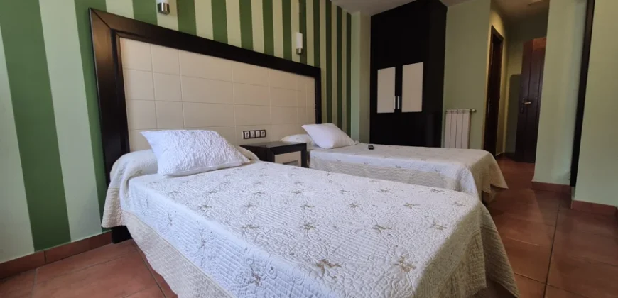 Hotel y restaurante en funcionamiento adaptable a casa particular.