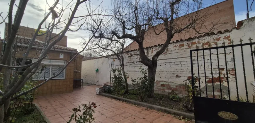 Chalet pareado de dos plantas con patio