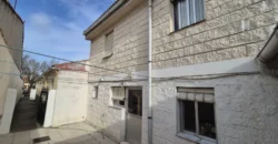 Chalet pareado de dos plantas con patio