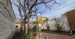 Chalet pareado de dos plantas con patio