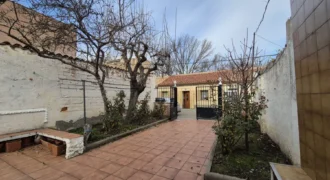 Chalet pareado de dos plantas con patio