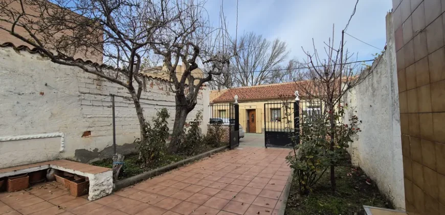 Chalet pareado de dos plantas con patio