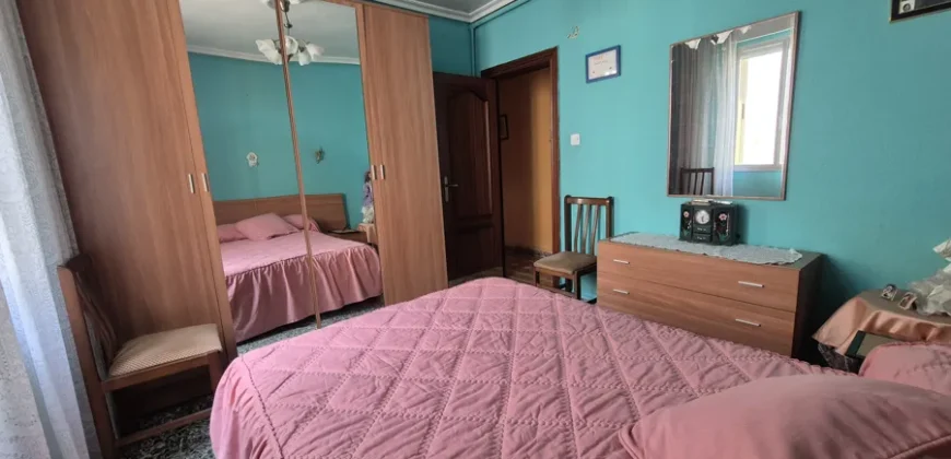 Chalet pareado de dos plantas con patio