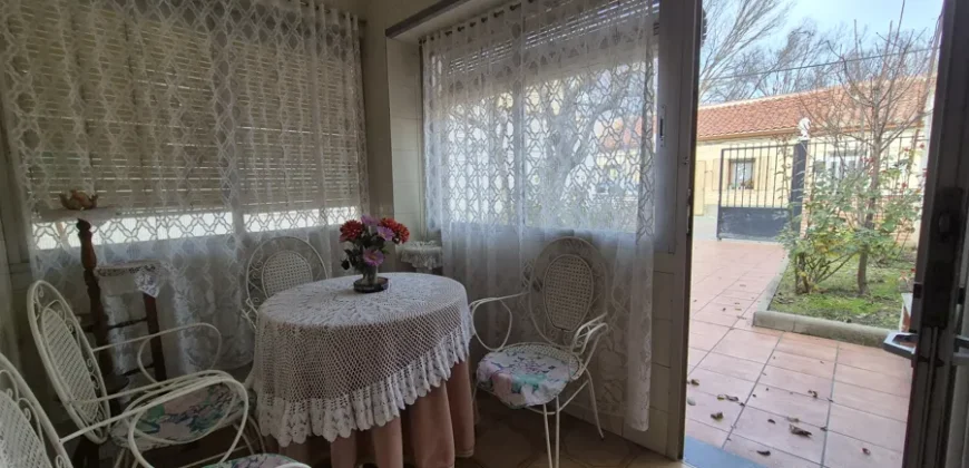 Chalet pareado de dos plantas con patio