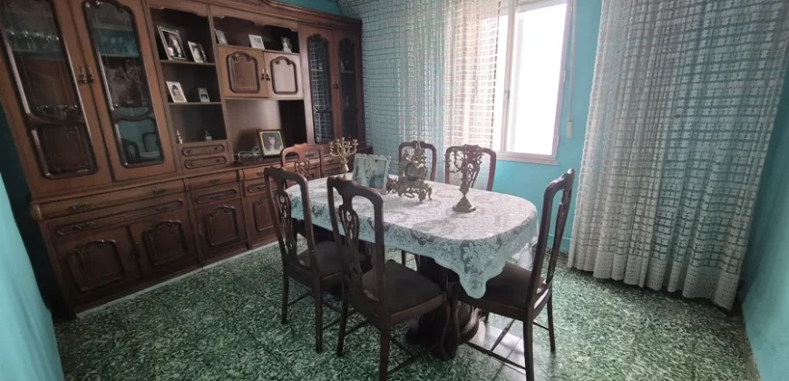 Chalet pareado de dos plantas con patio