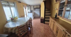 Chalet pareado de dos plantas con patio