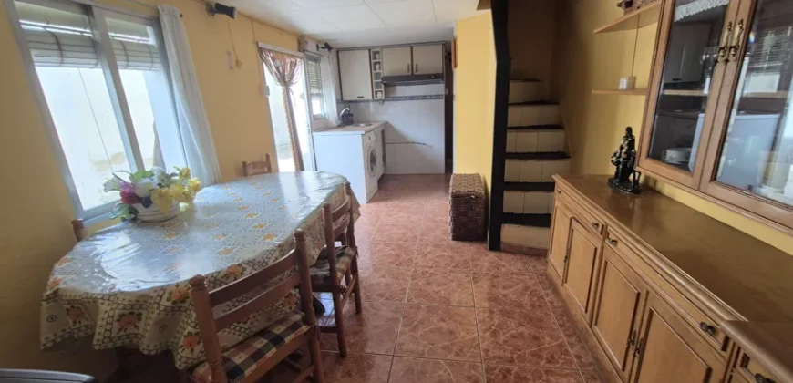 Chalet pareado de dos plantas con patio