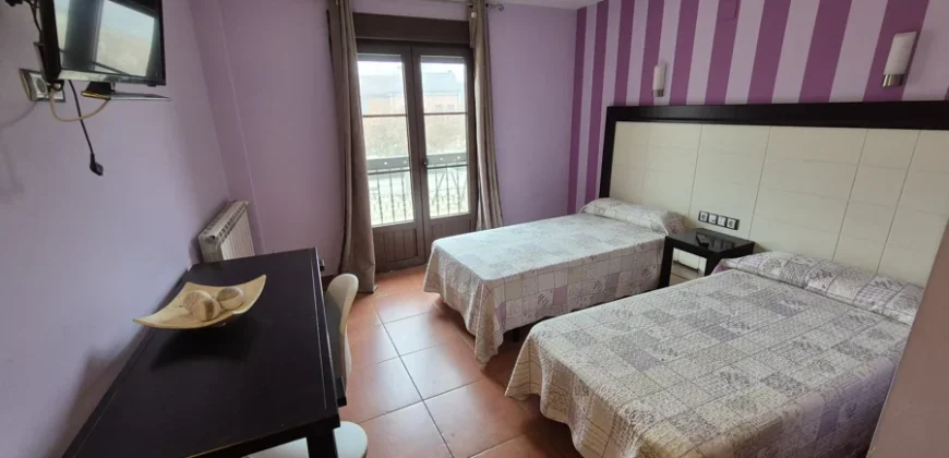 Hotel y restaurante en funcionamiento adaptable a casa particular.