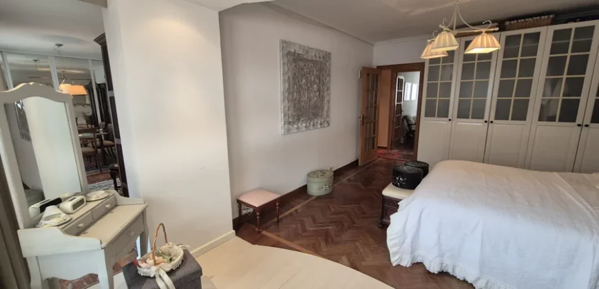 Piso céntrico de dos habitaciones con garaje