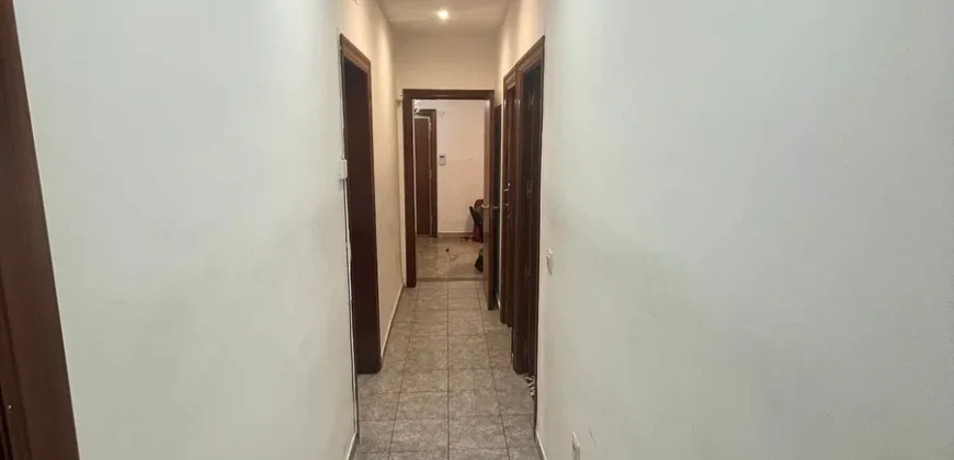 Piso céntrico de tres habitaciones y dos baños