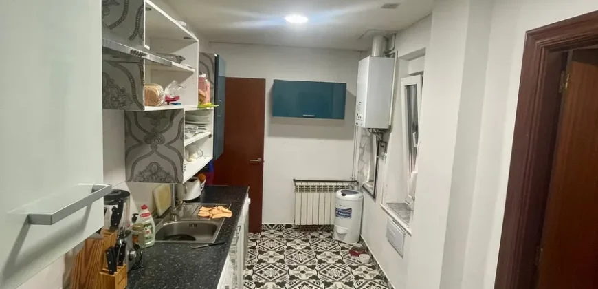 Piso céntrico de tres habitaciones y dos baños
