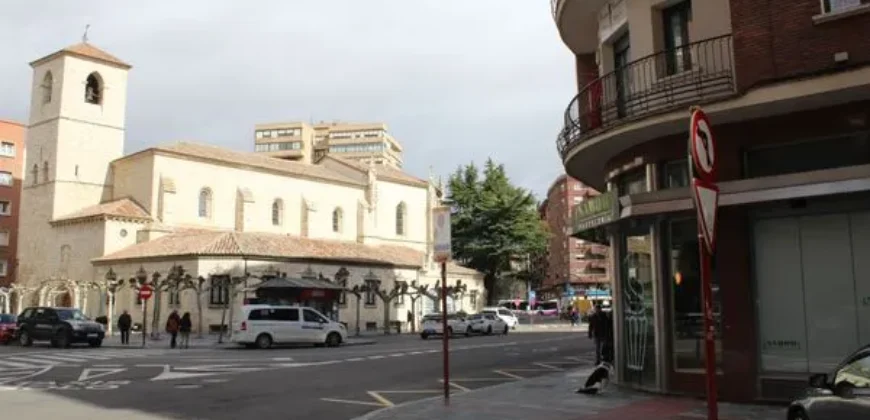 Piso céntrico de tres habitaciones y dos baños