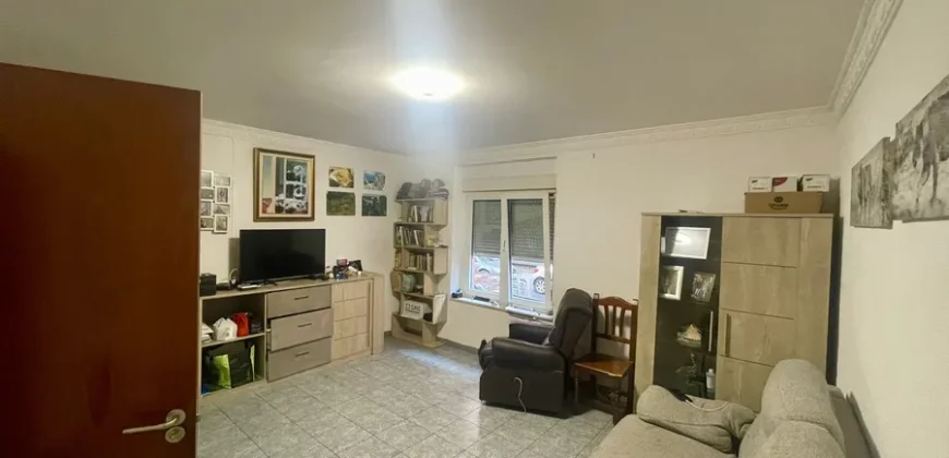 Piso céntrico de tres habitaciones y dos baños