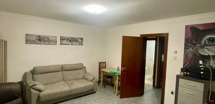 Piso céntrico de tres habitaciones y dos baños