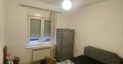 Piso céntrico de tres habitaciones y dos baños