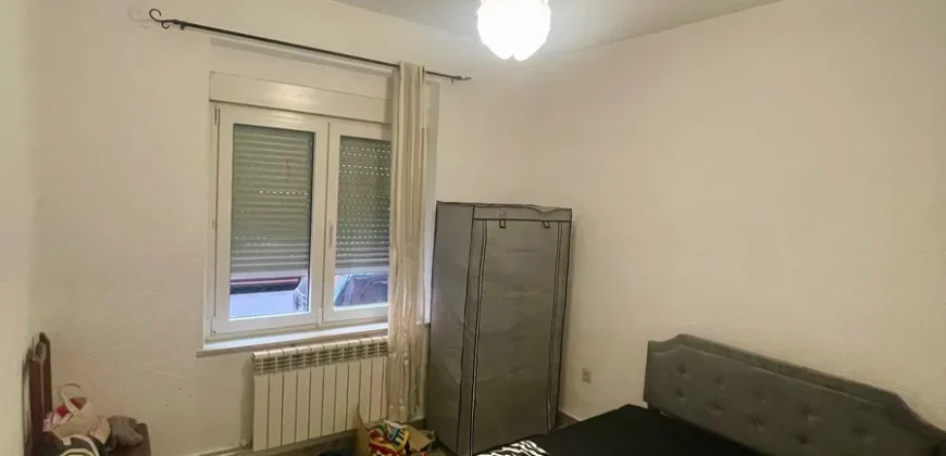 Piso céntrico de tres habitaciones y dos baños