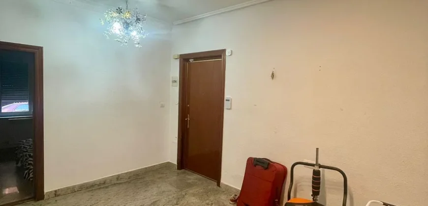 Piso céntrico de tres habitaciones y dos baños