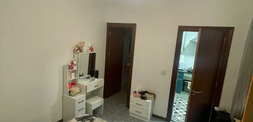 Piso céntrico de tres habitaciones y dos baños