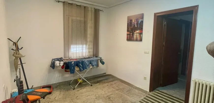 Piso céntrico de tres habitaciones y dos baños