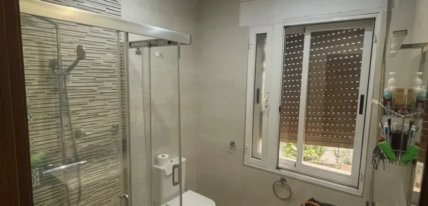 Piso céntrico de tres habitaciones y dos baños