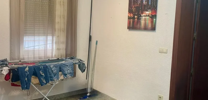 Piso céntrico de tres habitaciones y dos baños