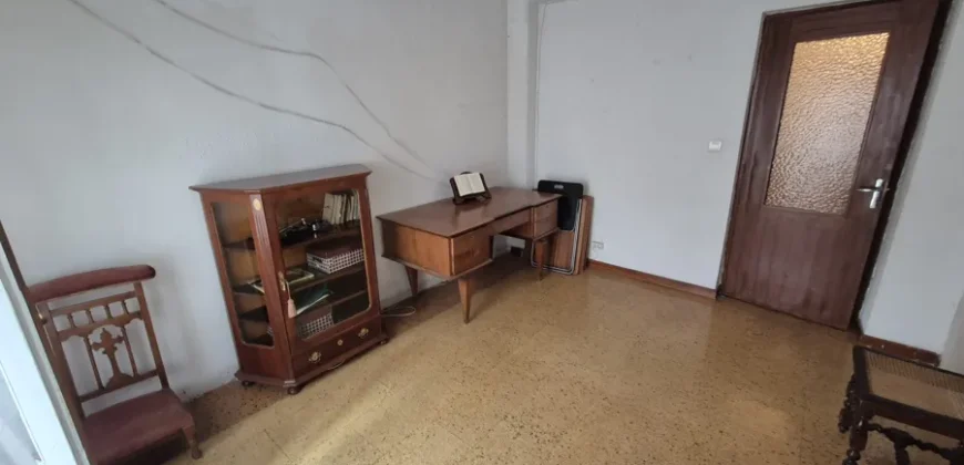 Piso de cinco habitaciones y dos baños para reformar