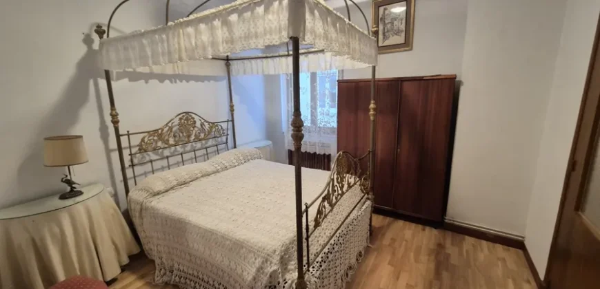 Piso de cinco habitaciones y dos baños para reformar