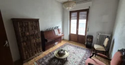 Piso de cinco habitaciones y dos baños para reformar