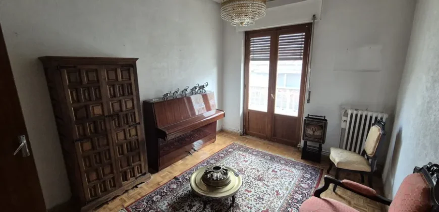 Piso de cinco habitaciones y dos baños para reformar