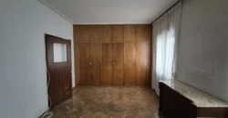 Piso de cinco habitaciones y dos baños para reformar